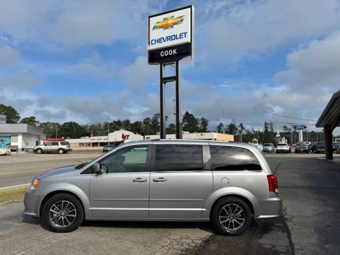Used 2017 Dodge Grand Caravan SXT image 1