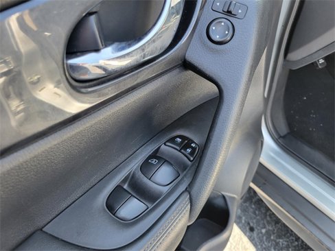 Used 2020 Nissan Rogue SV image 21
