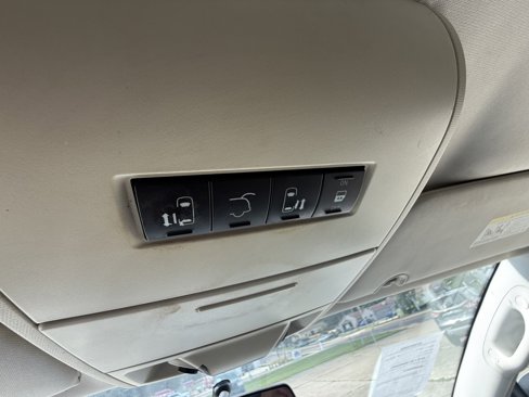 Used 2010 Chrysler Town & Country Touring image 26