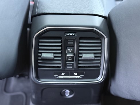 Certified 2025 Porsche Macan image 25