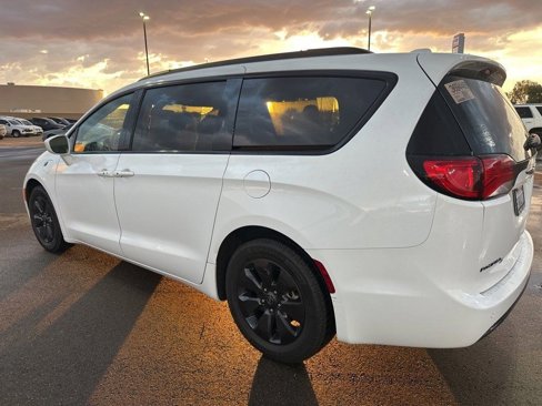 Used 2020 Chrysler Pacifica Touring-L w/ S Appearance Package image 3