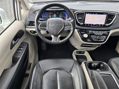 Used 2021 Chrysler Pacifica Touring-L image 3