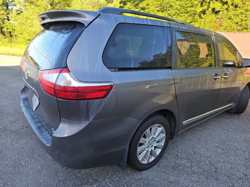 Used 2016 Toyota Sienna XLE Premium image 3