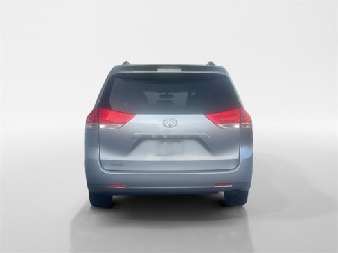 Used 2014 Toyota Sienna XLE image 5