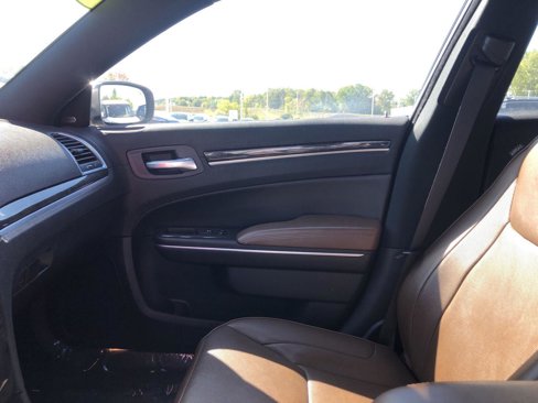 Used 2018 Chrysler 300 Limited image 33