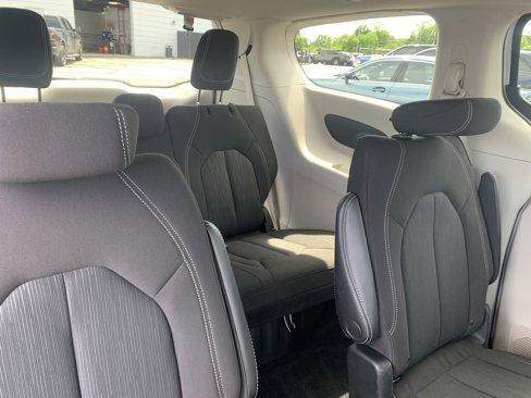 Used 2022 Chrysler Voyager LX image 13