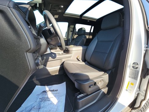 Used 2024 Chevrolet Suburban Z71 image 9