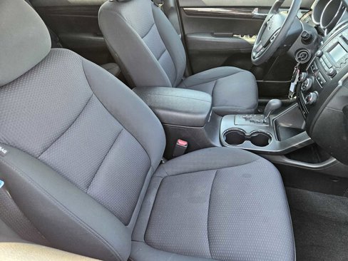 Used 2011 Kia Sorento LX w/ Convenience Pkg image 12