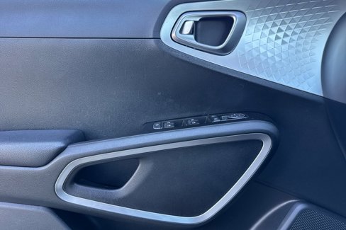 Used 2023 Kia Soul LX w/ LX Technology Package image 11
