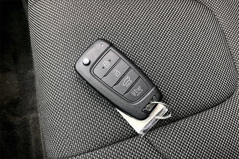Certified 2025 Hyundai Elantra SE image 10