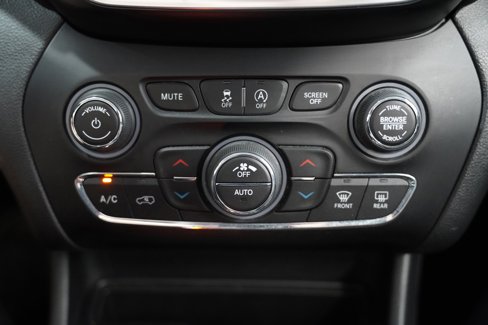 Used 2019 Jeep Cherokee Overland w/ Technology Group image 30