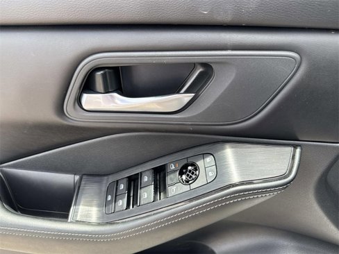 Used 2024 Nissan Rogue SV image 39