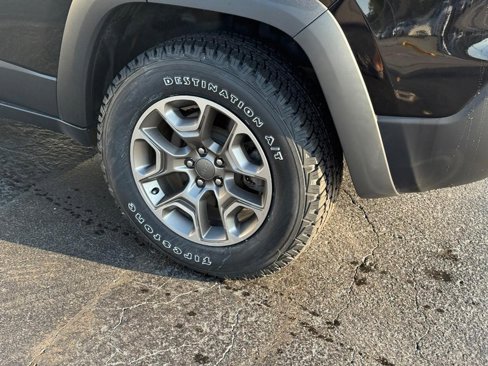Used 2020 Jeep Cherokee Trailhawk image 9