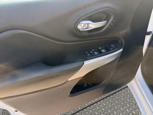 Used 2016 Jeep Cherokee Overland w/ Technology Group image 15