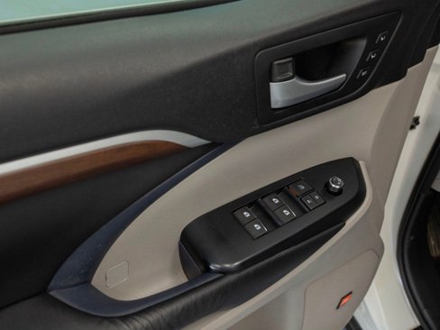Used 2016 Toyota Highlander Limited image 32