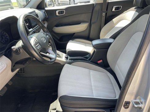Used 2021 Hyundai Venue SEL image 16
