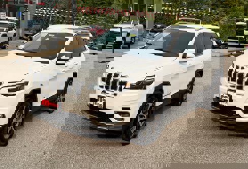 Used 2019 Jeep Cherokee Limited image 3