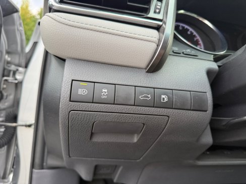 Used 2018 Toyota Camry LE image 37