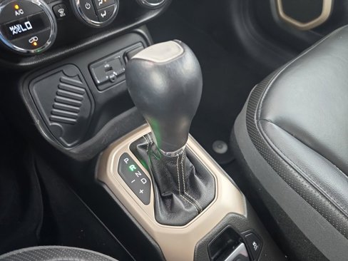 Used 2017 Jeep Renegade Limited image 29