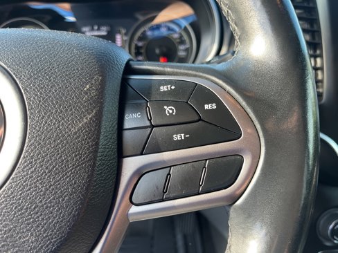 Used 2019 Jeep Cherokee Latitude Plus w/ Comfort/Convenience Group image 11