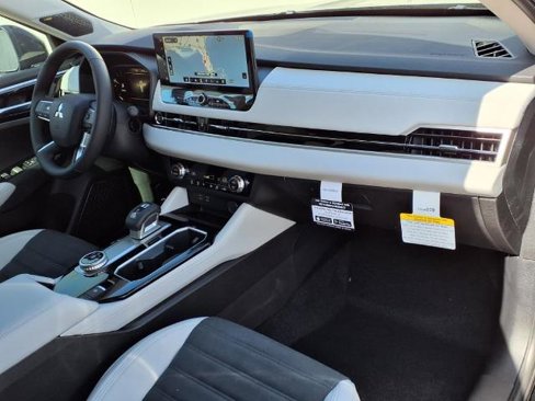 New 2025 Mitsubishi Outlander SE image 8