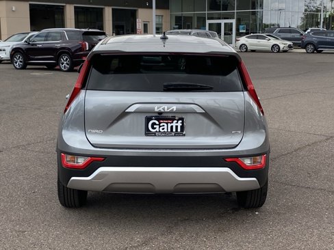 Used 2023 Kia Niro LX image 4