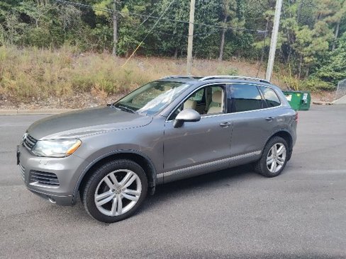 Used 2012 Volkswagen Touareg TDI image 17