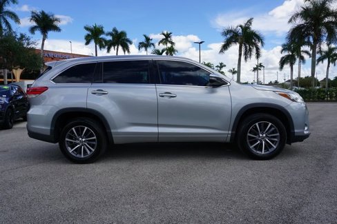 Used 2017 Toyota Highlander FWD V6 image 22