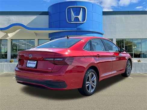 Used 2023 Volkswagen Jetta SE image 2