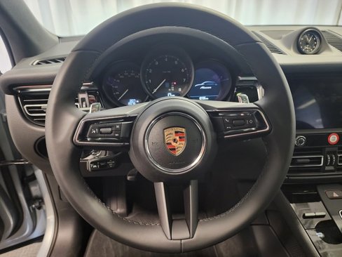 Certified 2025 Porsche Macan image 13