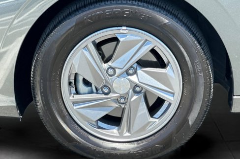 Certified 2025 Hyundai Elantra SE image 32