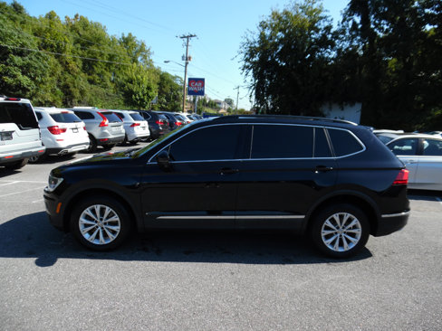Used 2018 Volkswagen Tiguan SE w/ Panoramic Sunroof Package image 2