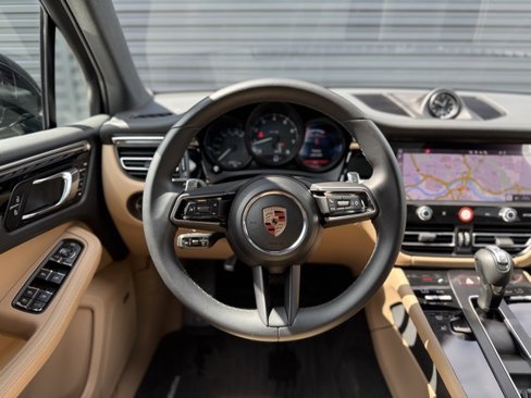 Certified 2025 Porsche Macan image 17