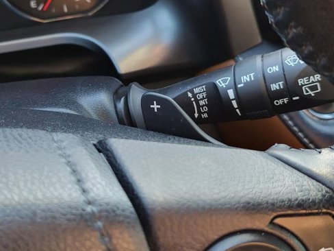 Used 2018 Toyota RAV4 SE image 31