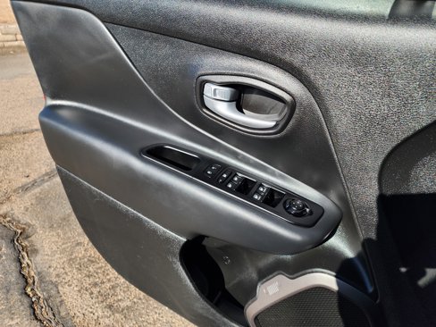Used 2023 Jeep Renegade Latitude image 17