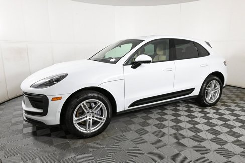 Certified 2022 Porsche Macan image 2