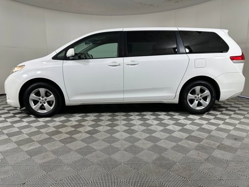 Used 2012 Toyota Sienna LE image 2