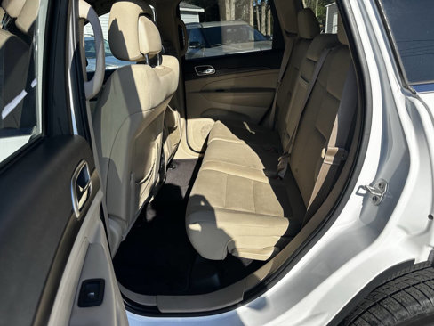 Used 2017 Jeep Grand Cherokee Laredo w/ Quick Order Package 2BE image 19