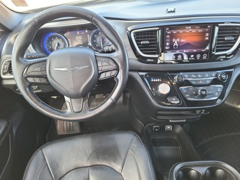 Used 2020 Chrysler Pacifica Touring-L image 10