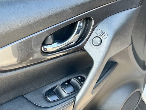 Certified 2020 Nissan Rogue SV image 15
