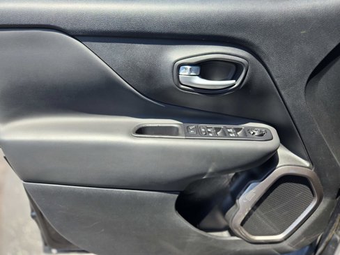 Used 2023 Jeep Renegade Latitude image 35