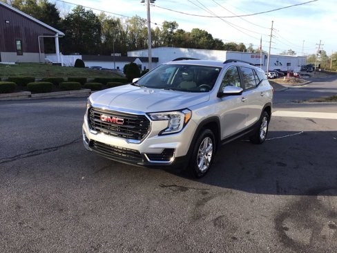 Used 2022 GMC Terrain SLE w/ Driver Convenience Package image 3