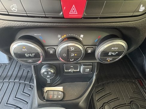 Used 2016 Jeep Renegade Trailhawk w/ Premium Trailhawk Package image 28