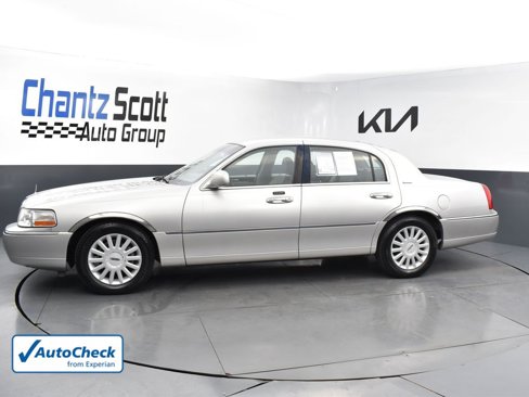 Used 2005 Lincoln Town Car Signature image 2