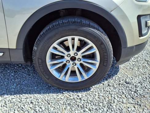 Used 2017 Ford Explorer XLT image 32