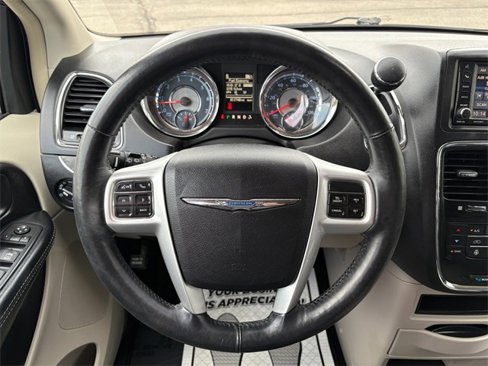 Used 2016 Chrysler Town & Country Touring-L w/ Driver Convenience Group image 10