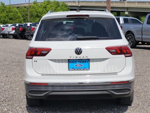 Used 2022 Volkswagen Tiguan SE w/ Panoramic Sunroof Package image 5