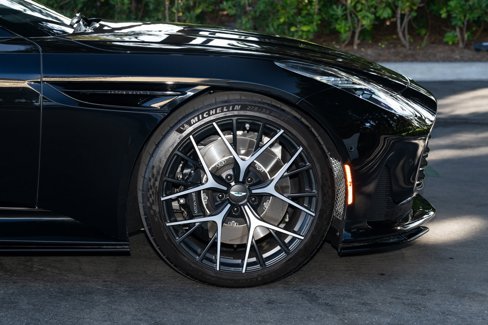 Used 2025 Aston Martin DB12 Convertible image 25