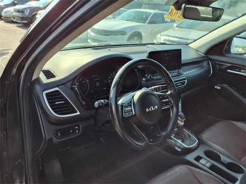 Certified 2022 Kia Seltos SX w/ Sunroof Package image 21