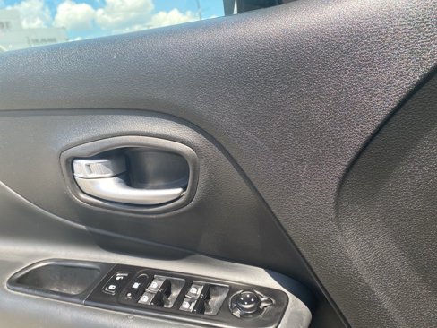 Used 2022 Jeep Renegade Latitude w/ Convenience Group image 20